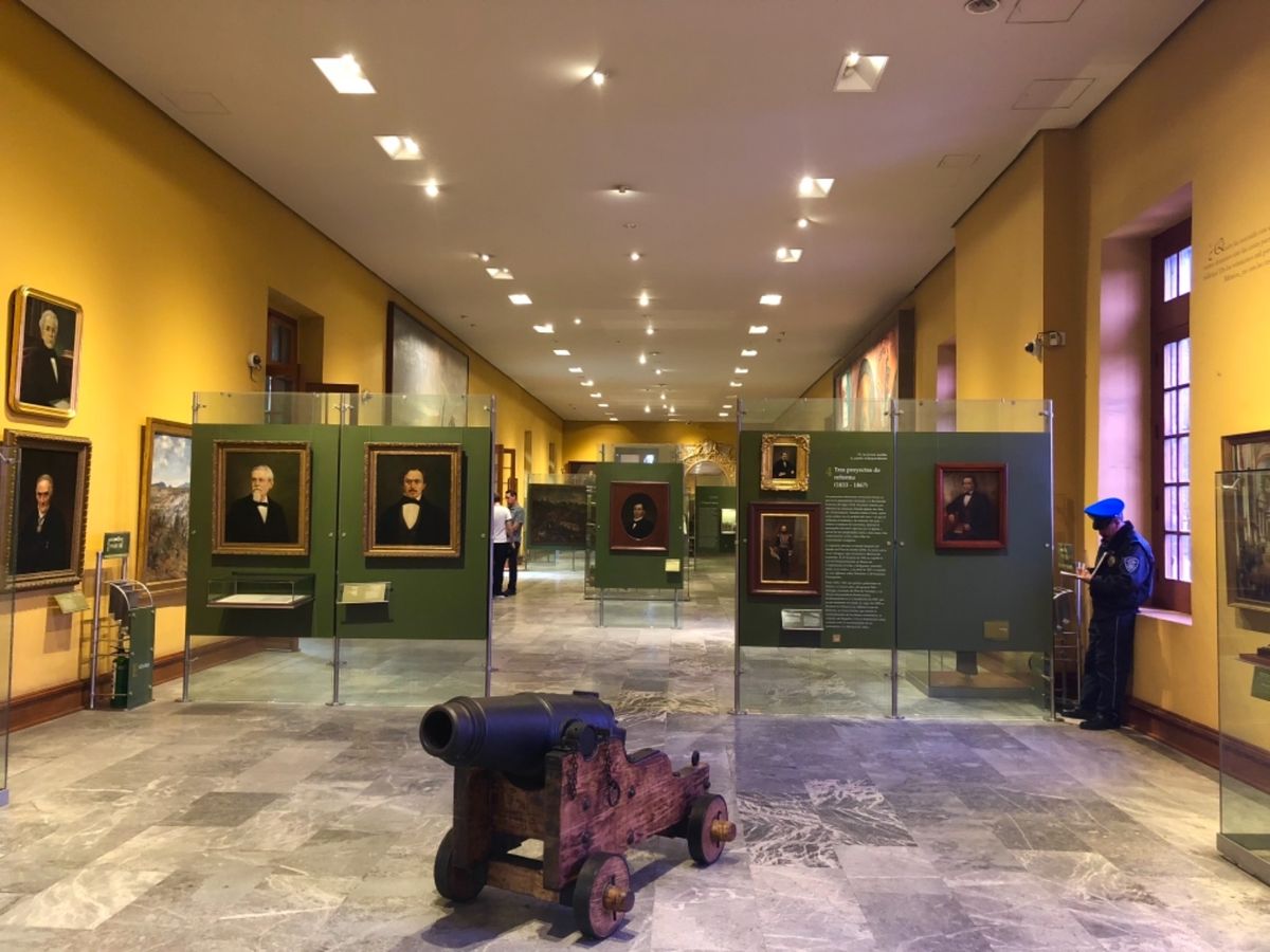 Chapultepec Castle

黄色の壁の展示室って珍しい！
けど...