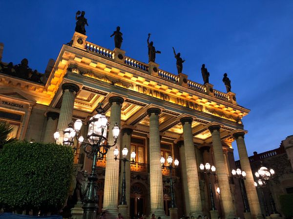 メキシコ・グアナファト「メキシコシティの周辺都市へ！！」の写真：夜は劇場の前で無料のショーみたいなのやってた