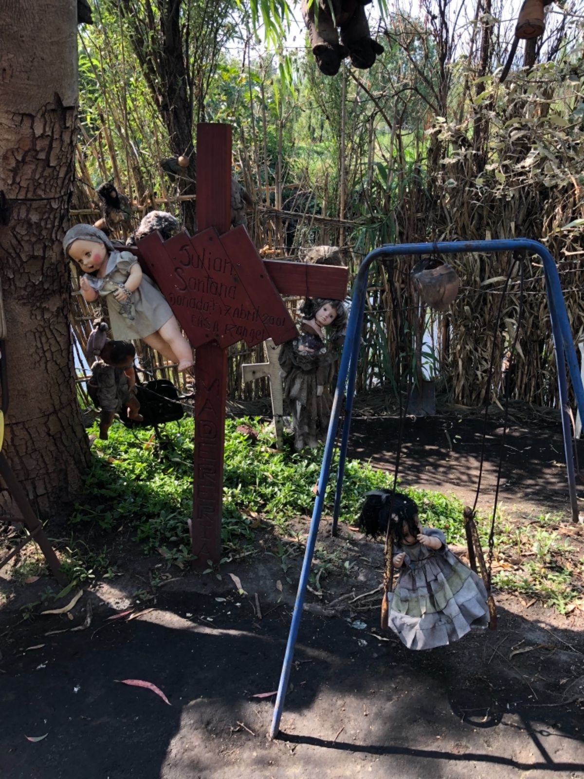 ソチミルコの人形島

どこを見ても人形の祀り方が怖すぎる😂
ブランコに揺ら...