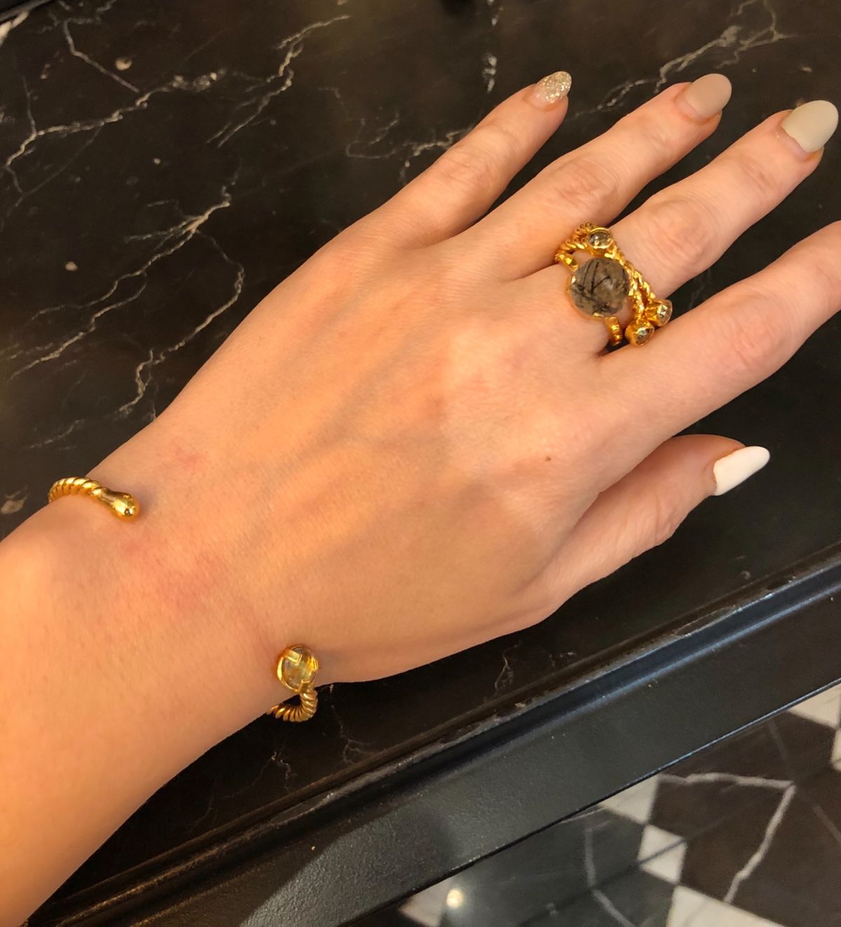 サンミゲルデアジェンデのこのお店は
ジュエリーもファッション雑貨もインテリ...