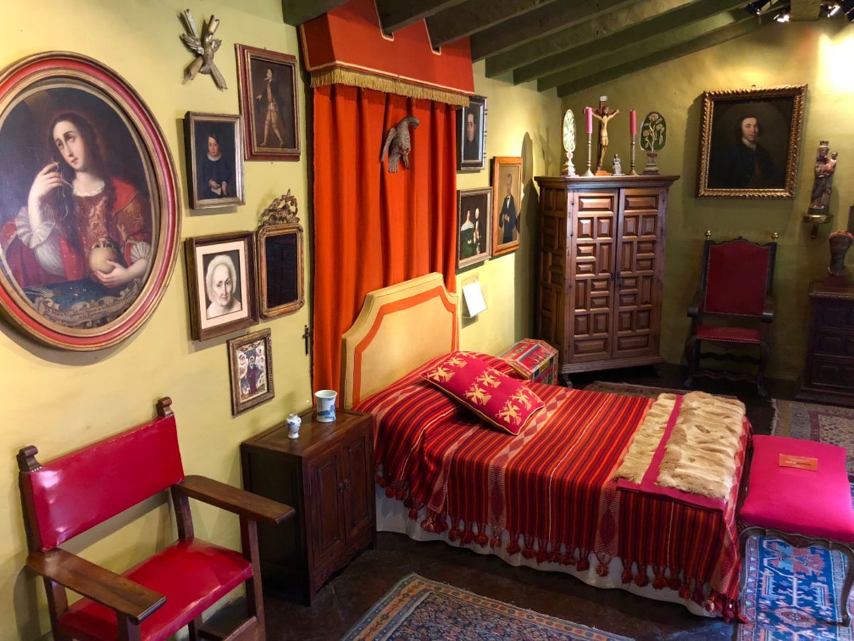 Robert Brady Museum
カッコいい寝室！
ベルトの飾り方可...