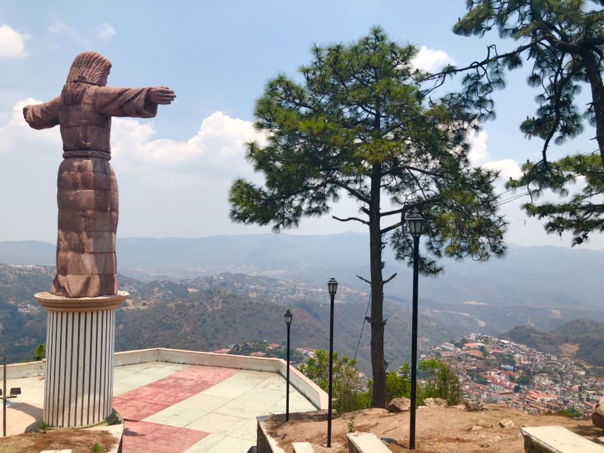 丘の上から見たタスコの町
メキシコの丘の上って大きな像建ちがち