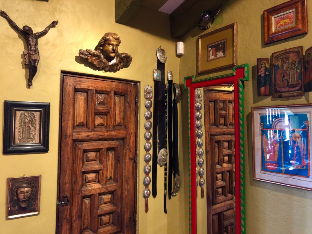 Robert Brady Museum
カッコいい寝室！
ベルトの飾り方可...