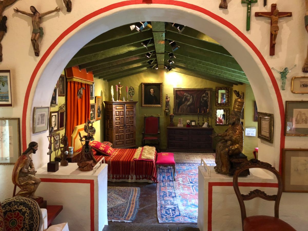 Robert Brady Museum
カッコいい寝室！
ベルトの飾り方可...