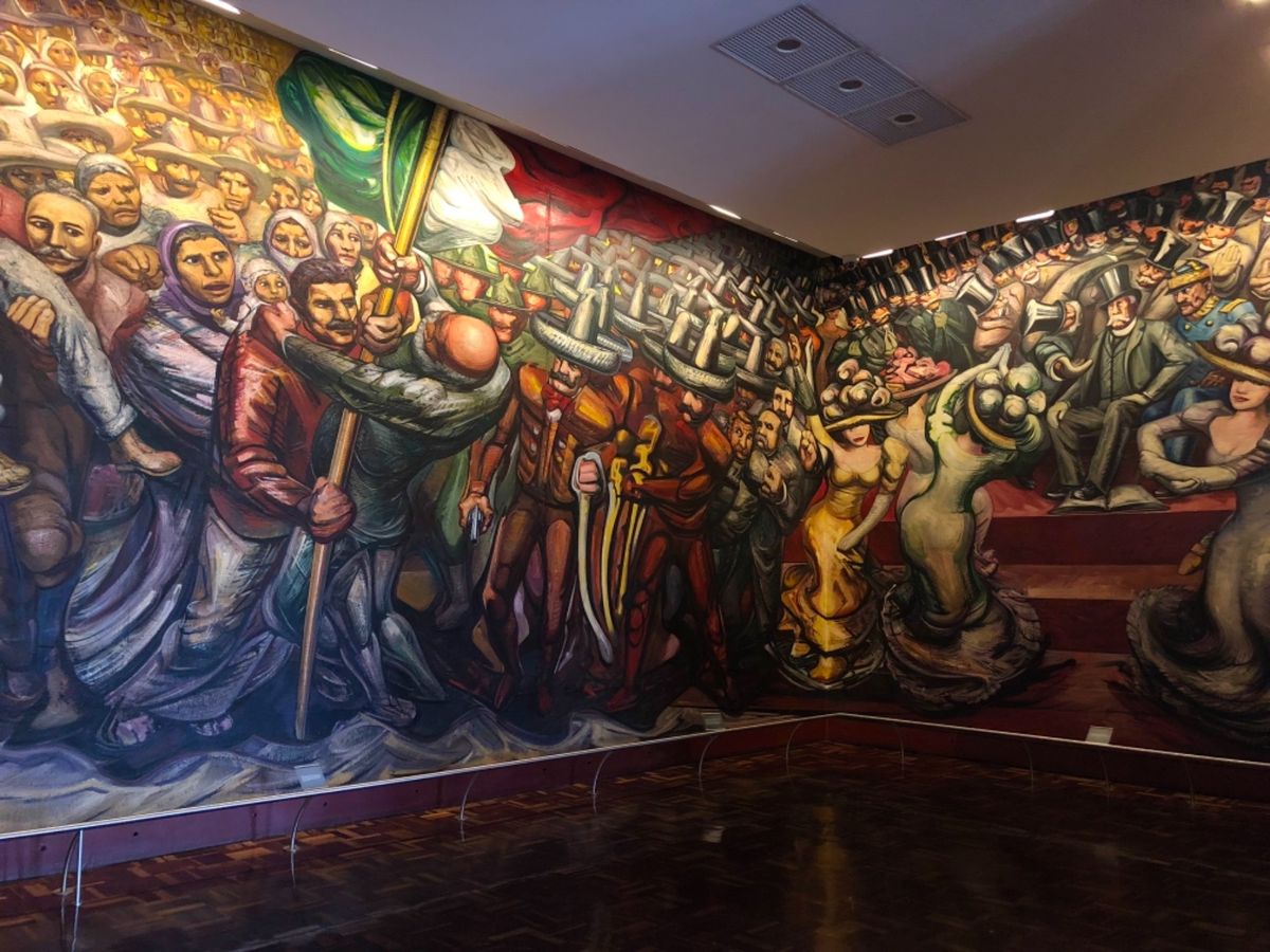 Chapultepec Castle

鳥さん達のお皿で作られた
鳥を形ど...