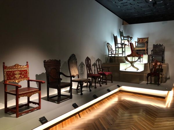 メキシコ・グアナファト「メキシコシティの周辺都市へ！！」の写真：フランツ・マイヤー博物館
椅子や楽器の展...