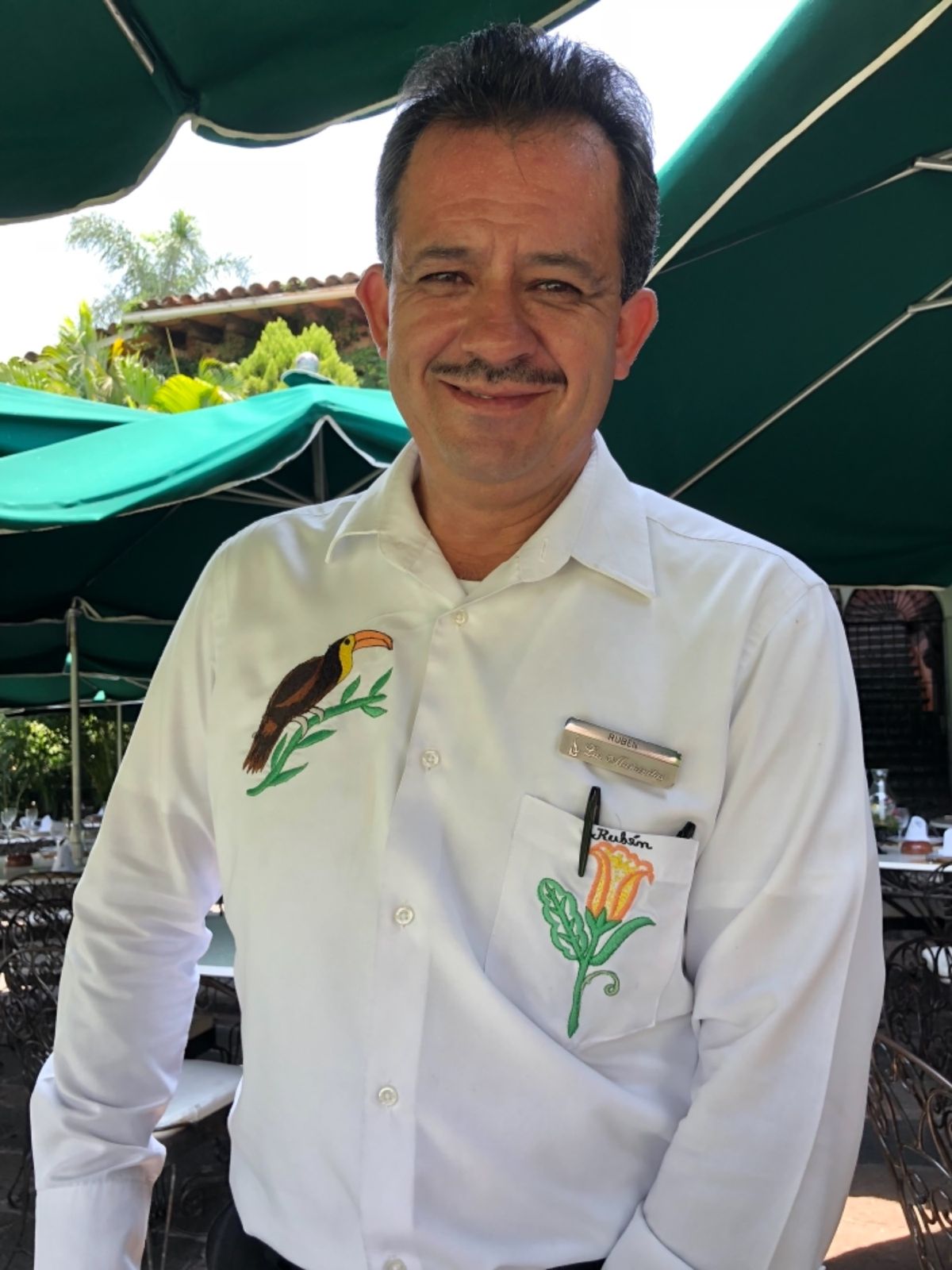 Las Mañanitasのランチ

お食事スペースは庭のテラス
スタッフ...