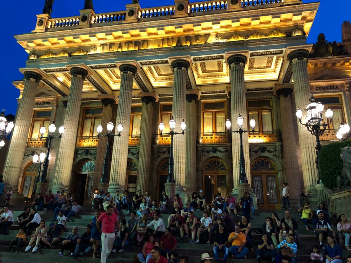 夜は劇場の前で無料のショーみたいなのやってた