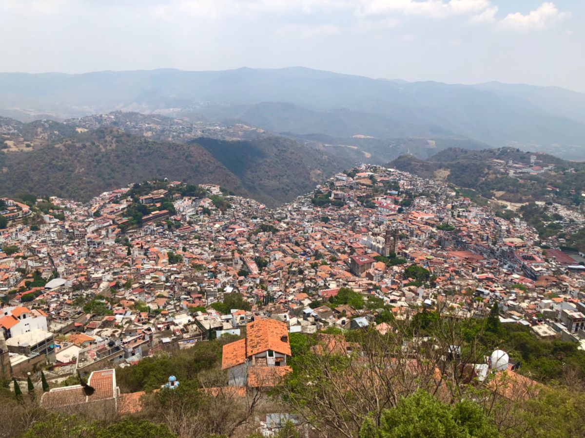 丘の上から見たタスコの町
メキシコの丘の上って大きな像建ちがち