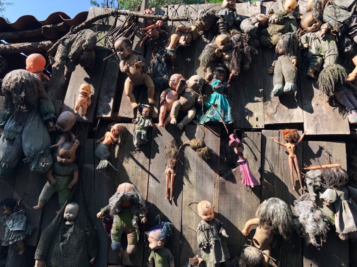 ソチミルコの人形島

どこを見ても人形の祀り方が怖すぎる😂
ブランコに揺ら...