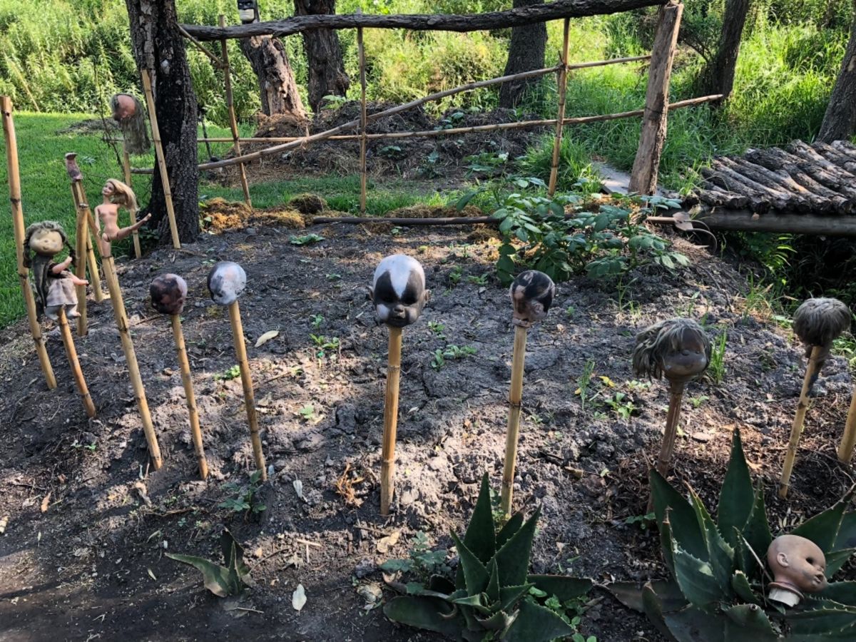 ソチミルコの人形島

写真のおじさんは
人形を拾って飾り始めたおじさんらし...