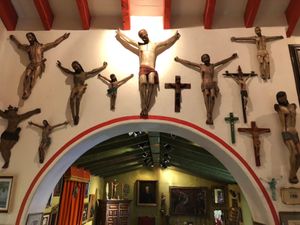 Robert Brady Museum

部屋のあちこちに置いてある人形た...