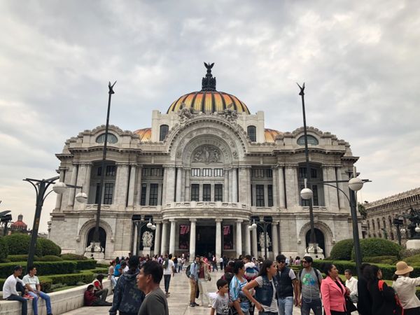 メキシコ・グアナファト「メキシコシティの周辺都市へ！！」の写真：べジャス・アルテス宮殿の外観と
フランツ...