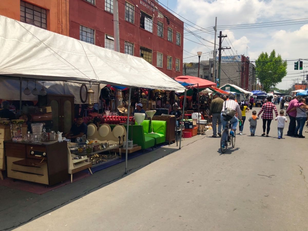 ラグニージャ・デ・アリメントス市場

メキシコシティで有名な日曜市（別名泥...