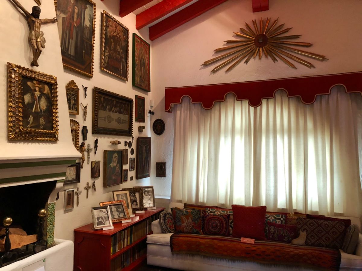 Robert Brady Museum

部屋のあちこちに置いてある人形た...