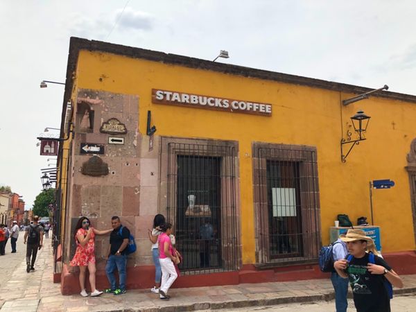 メキシコ・グアナファト「メキシコシティの周辺都市へ！！」の写真：サンミゲルデアジェンデのスタバは
イエロ...