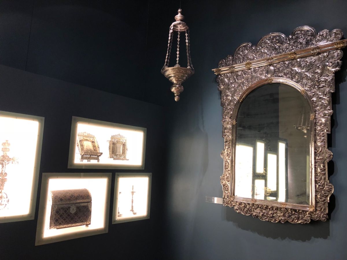 フランツ・マイヤー博物館

影が白壁にいくつも連なってアートのように見える...