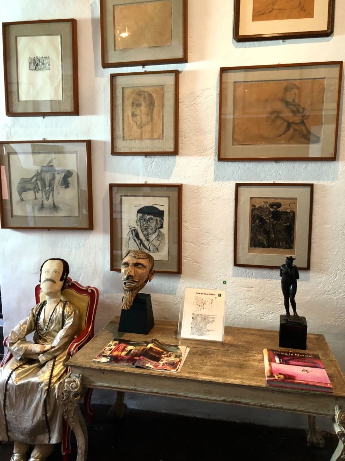 Robert Brady Museum

謎の人形とカラフルなソファ可愛い〜
