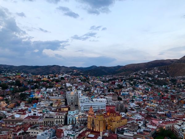 メキシコ・グアナファト「メキシコシティの周辺都市へ！！」の写真：夕方になりだんだんと夜景が目立ってくる
...