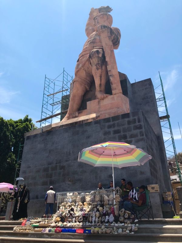 メキシコ・グアナファト「メキシコシティの周辺都市へ！！」の写真：お昼のピピラの丘
夜とは違って色んな大道...