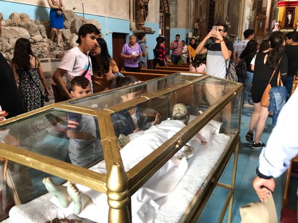 メキシコ・グアナファト「メキシコシティの周辺都市へ！！」の写真：サン・ミゲル・アルカンヘル教会の中は激混...