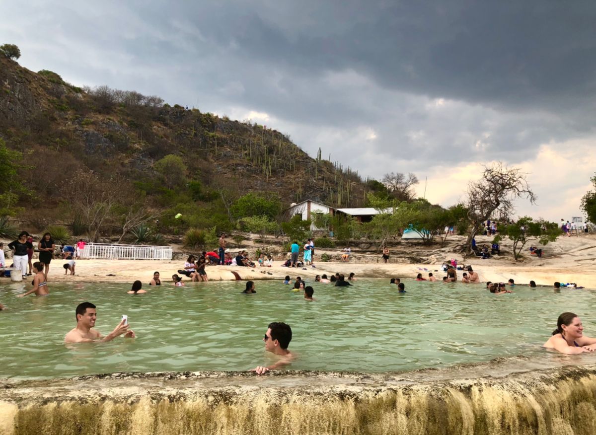 イエルベ・エル・アグア

岩の侵食模様が面白い
天然プールは温泉のような深...