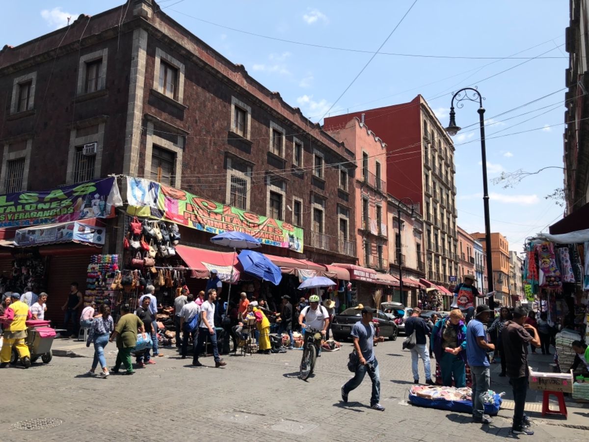 ソカロ周辺を街歩き
ソカロは観光客で溢れてるけど
実はそこから何本か北の通...