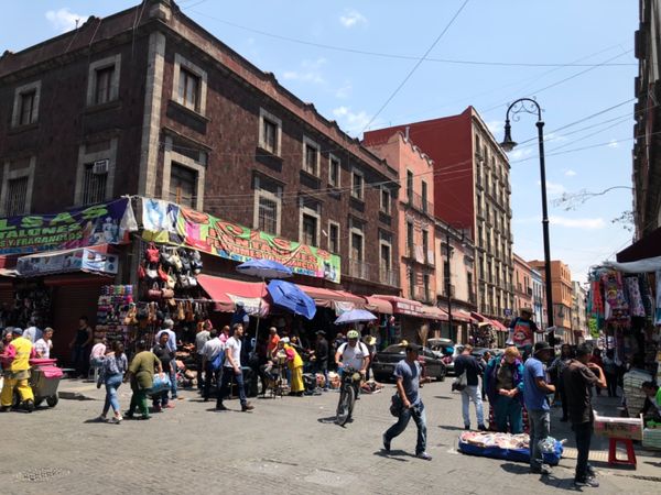 メキシコ・メキシコシティ「憧れのオアハカへ！」の写真：ソカロ周辺を街歩き
ソカロは観光客で溢れ...