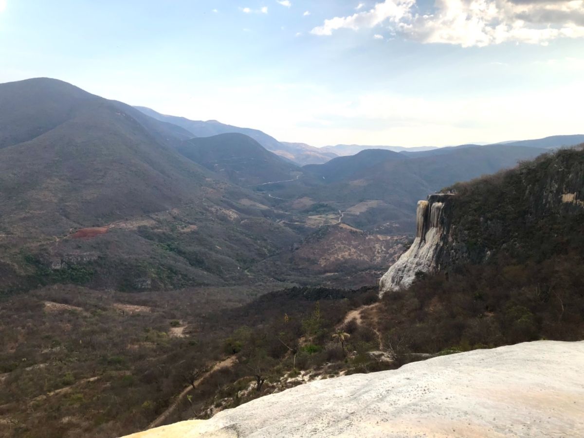 イエルベ・エル・アグア

後ろに見える滝のようなものは実は岩
高いミネラル...