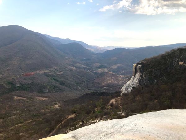 メキシコ・メキシコシティ「憧れのオアハカへ！」の写真：イエルベ・エル・アグア

後ろに見える滝...