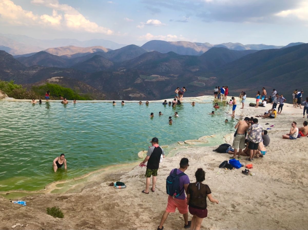 イエルベ・エル・アグア
山の上にある天然のプール

観光客や地元の人がたく...