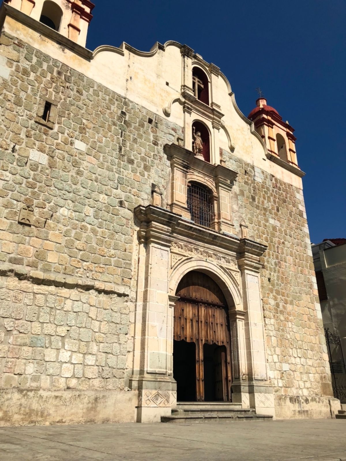 サント・ドミゴ教会

この教会の横には小さな市場が広がっていて、可愛い人形...