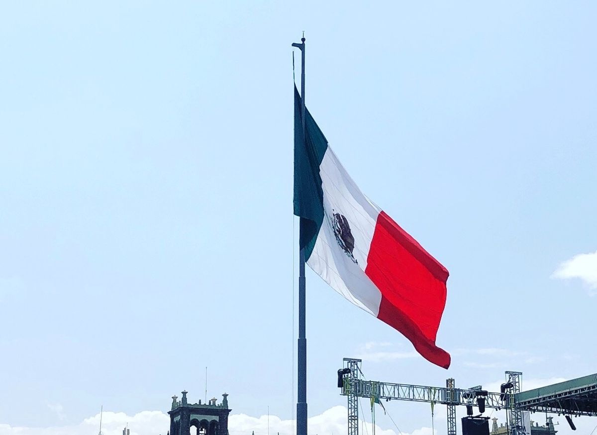 メキシコシティのソカロ

これぞメキシコシティ！🇲🇽
この旗、大きすぎるか...