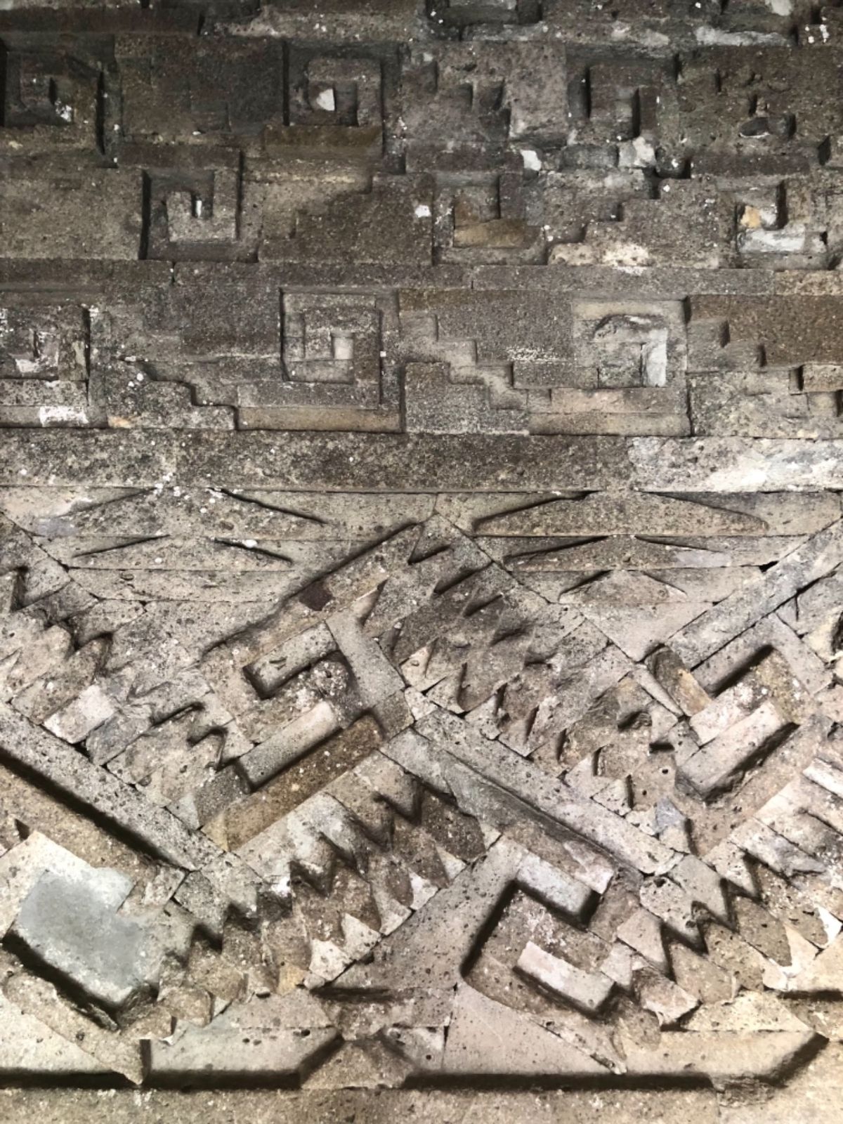 ミトラ遺跡は色んな模様が表現されてて可愛い
近くで見てみるとブロックの積み...