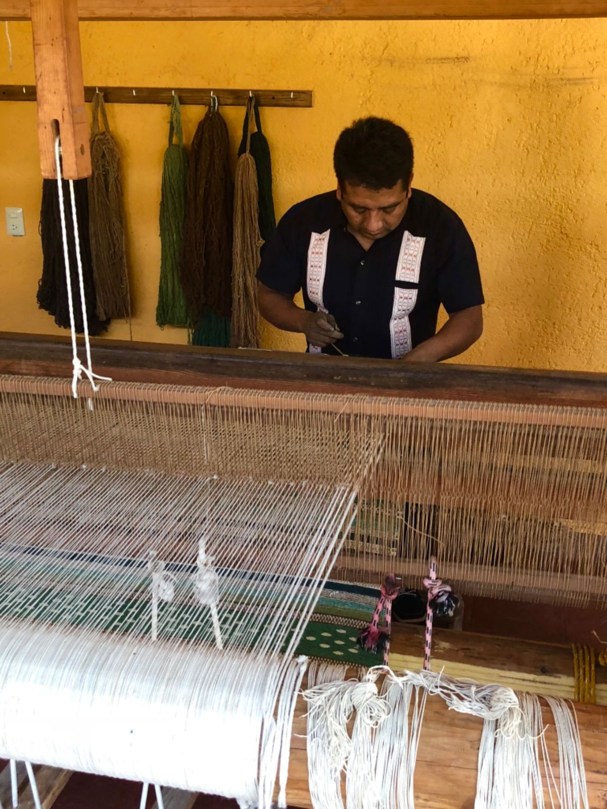 おじさんがタペテの織り方を説明してくれてるとこ