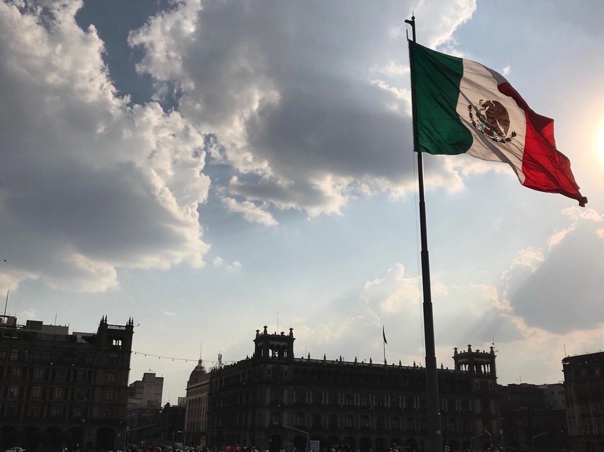 メキシコシティのソカロ

これぞメキシコシティ！🇲🇽
この旗、大きすぎるか...