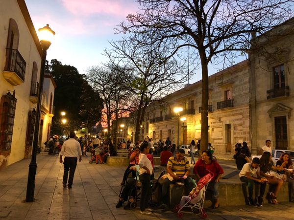 メキシコ・メキシコシティ「憧れのオアハカへ！」の写真：オアハカの夕暮れ
通りには人がいっぱい
...
