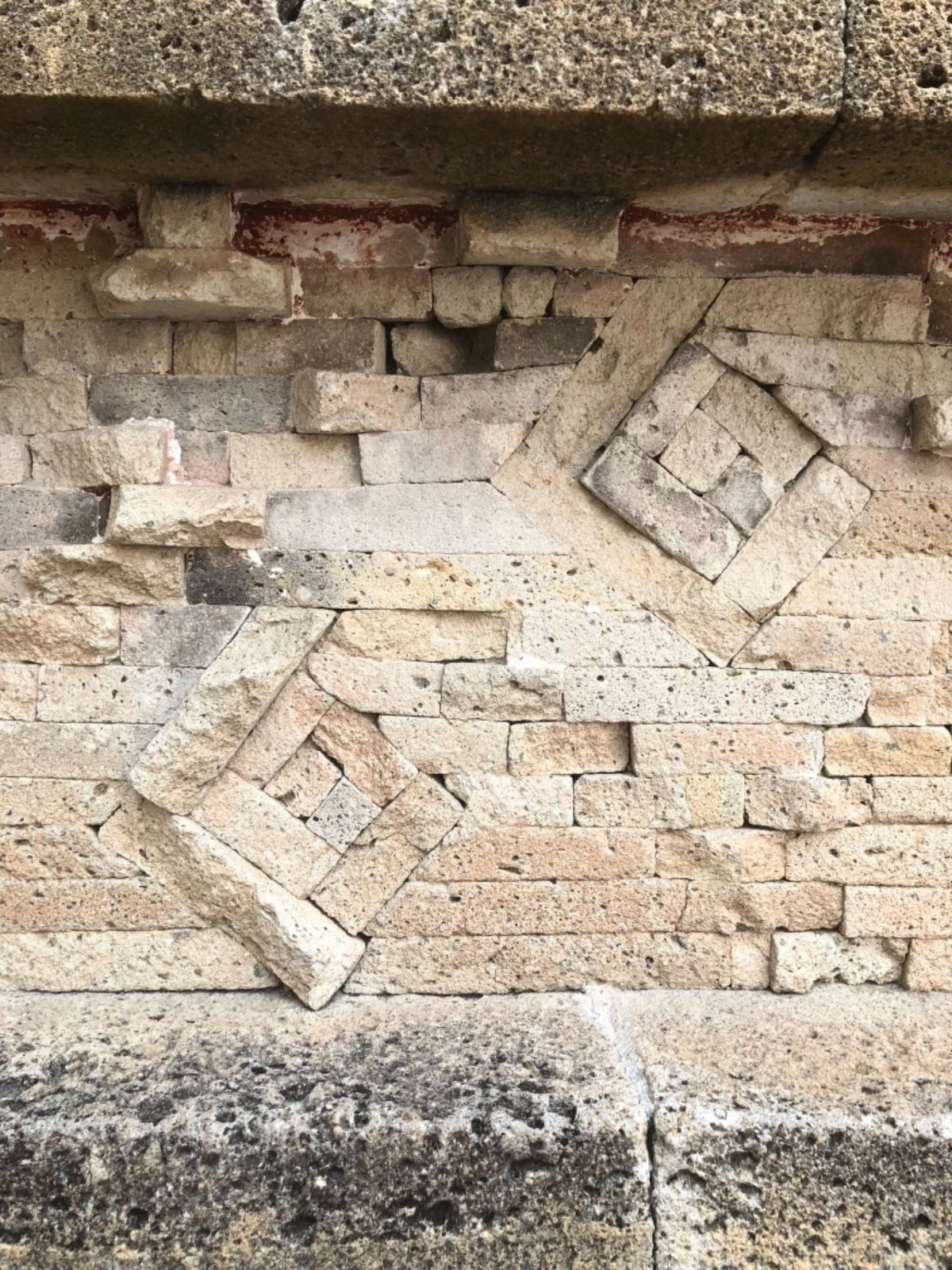 ミトラ遺跡は色んな模様が表現されてて可愛い
近くで見てみるとブロックの積み...