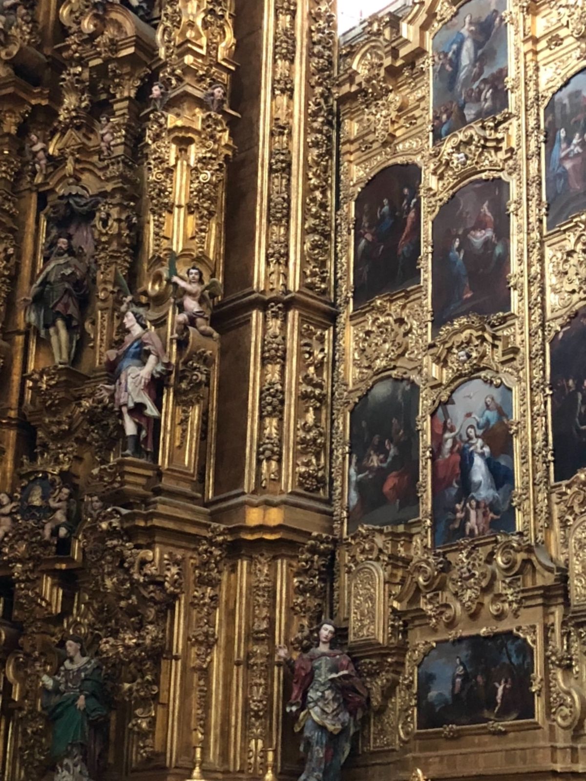 メトロポリタン大聖堂

中の装飾は迫力がすごい！
一つ一つの装飾が美しい