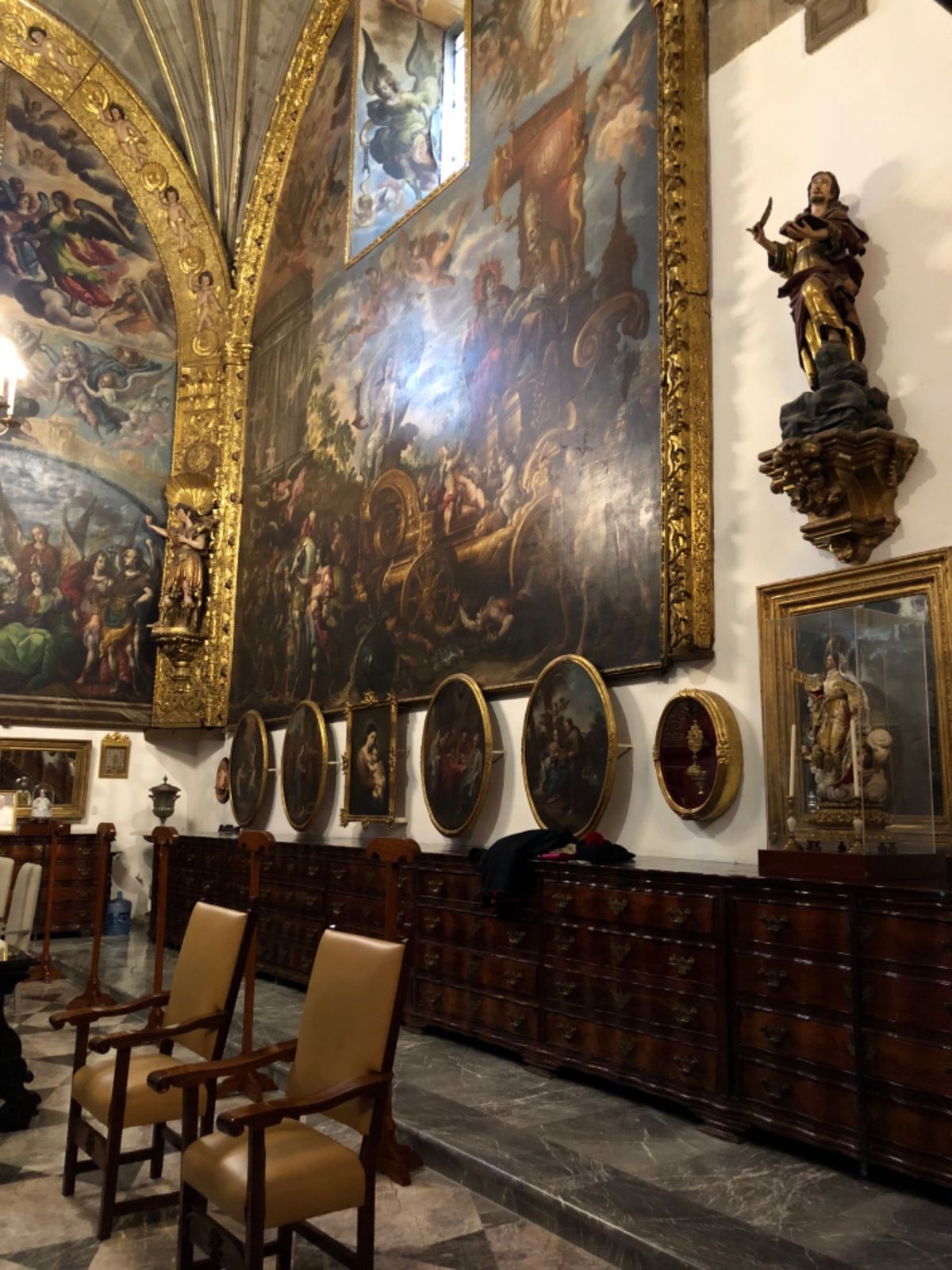 メトロポリタン大聖堂は絵画も見応え十分