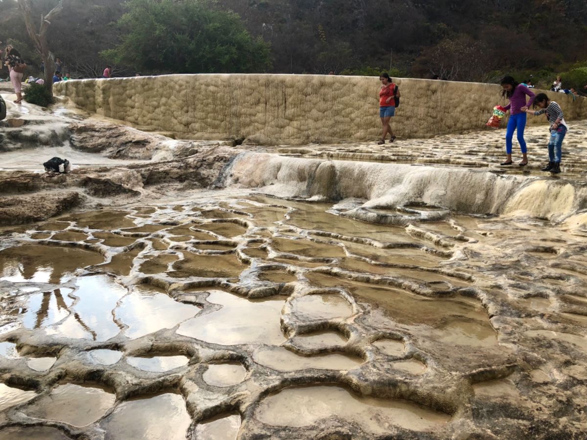 イエルベ・エル・アグア

岩の侵食模様が面白い
天然プールは温泉のような深...