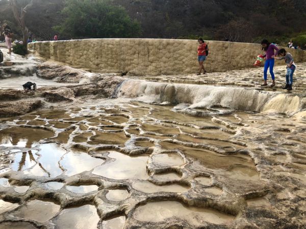 メキシコ・メキシコシティ「憧れのオアハカへ！」の写真：イエルベ・エル・アグア

岩の侵食模様が...