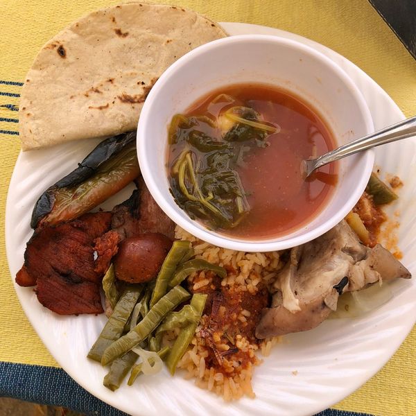 メキシコ・メキシコシティ「憧れのオアハカへ！」の写真：ミトラ遺跡に行く前に食べたランチ
特別美...