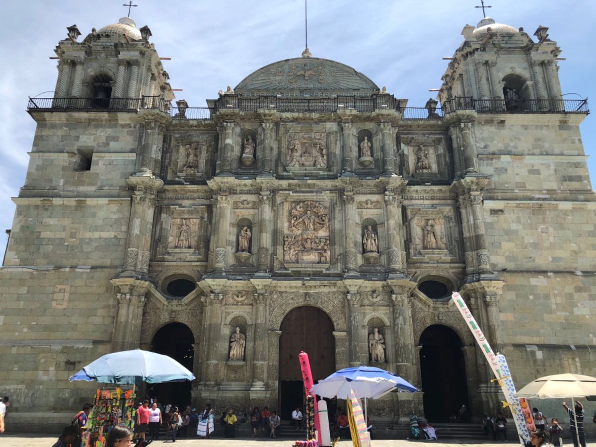 Catedral de Oaxaca

カテドラルの前で売られてる大量の風...