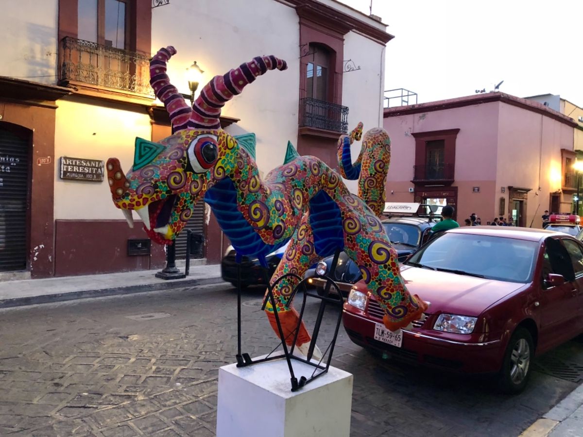 オアハカの夕暮れ
通りには人がいっぱい

街を歩いてるとアート作品もたくさん