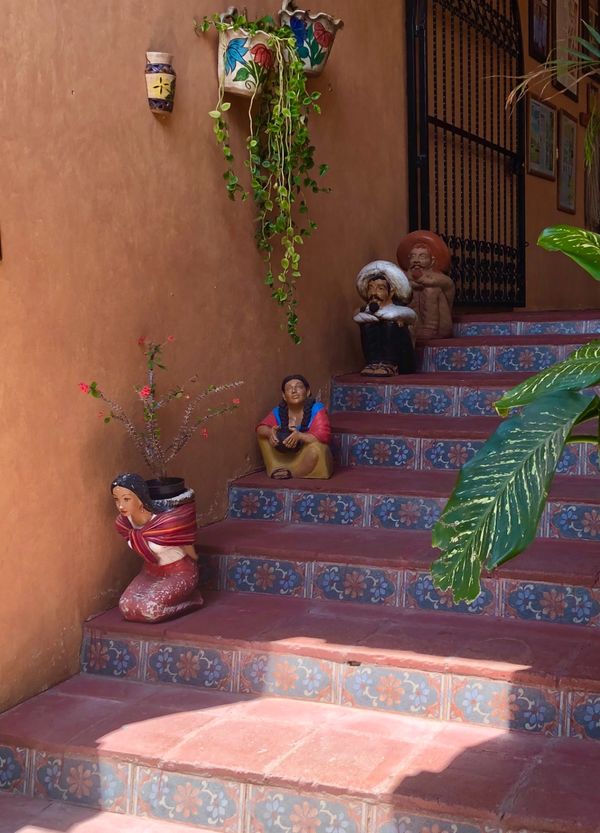 メキシコ・メキシコシティ「憧れのオアハカへ！」の写真：階段に座るオジサンの陶器の置物ったらシュ...