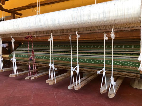 メキシコ・メキシコシティ「憧れのオアハカへ！」の写真：おじさんがタペテの織り方を説明してくれてるとこ