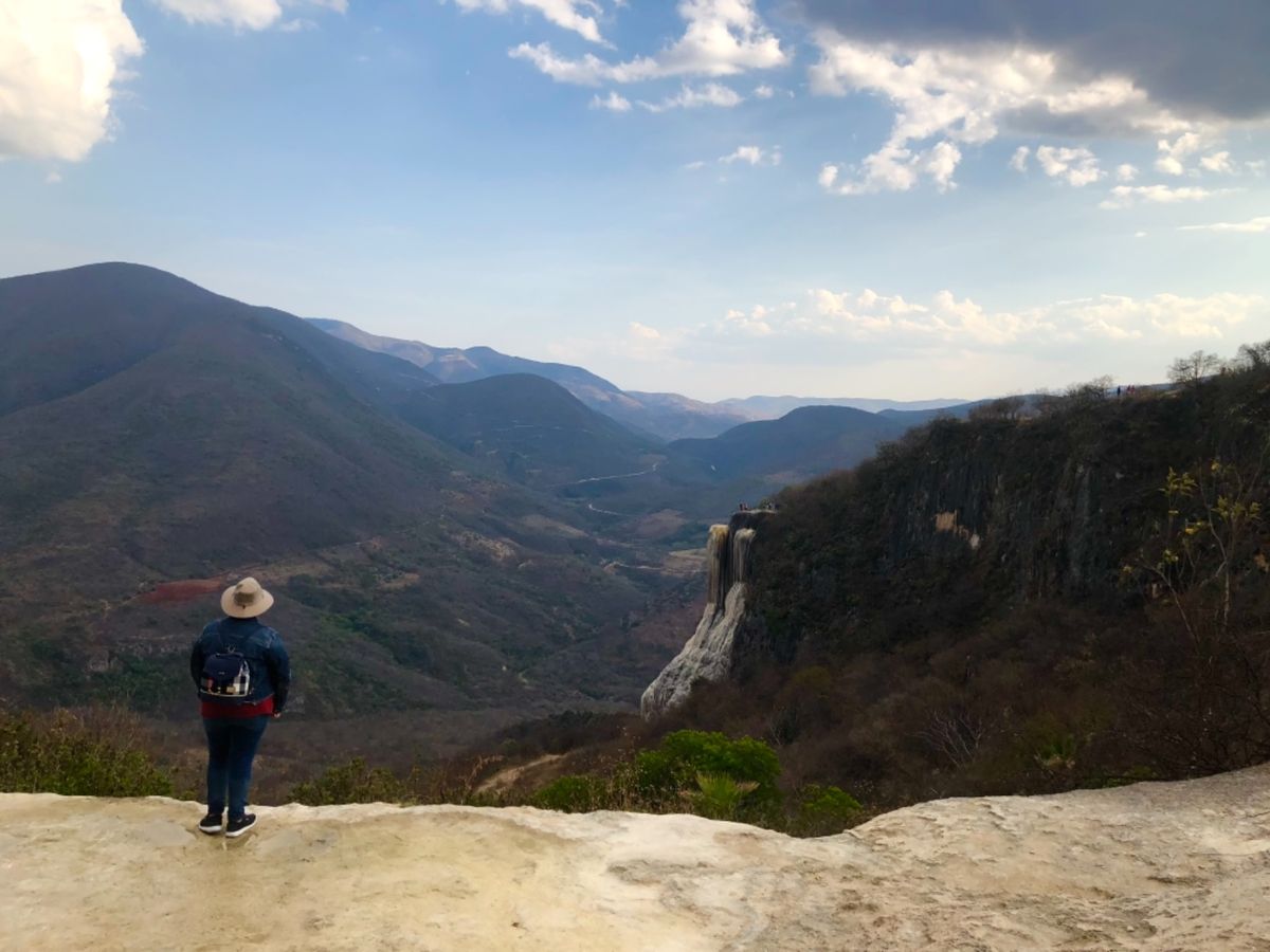 イエルベ・エル・アグア

岩の侵食模様が面白い
天然プールは温泉のような深...