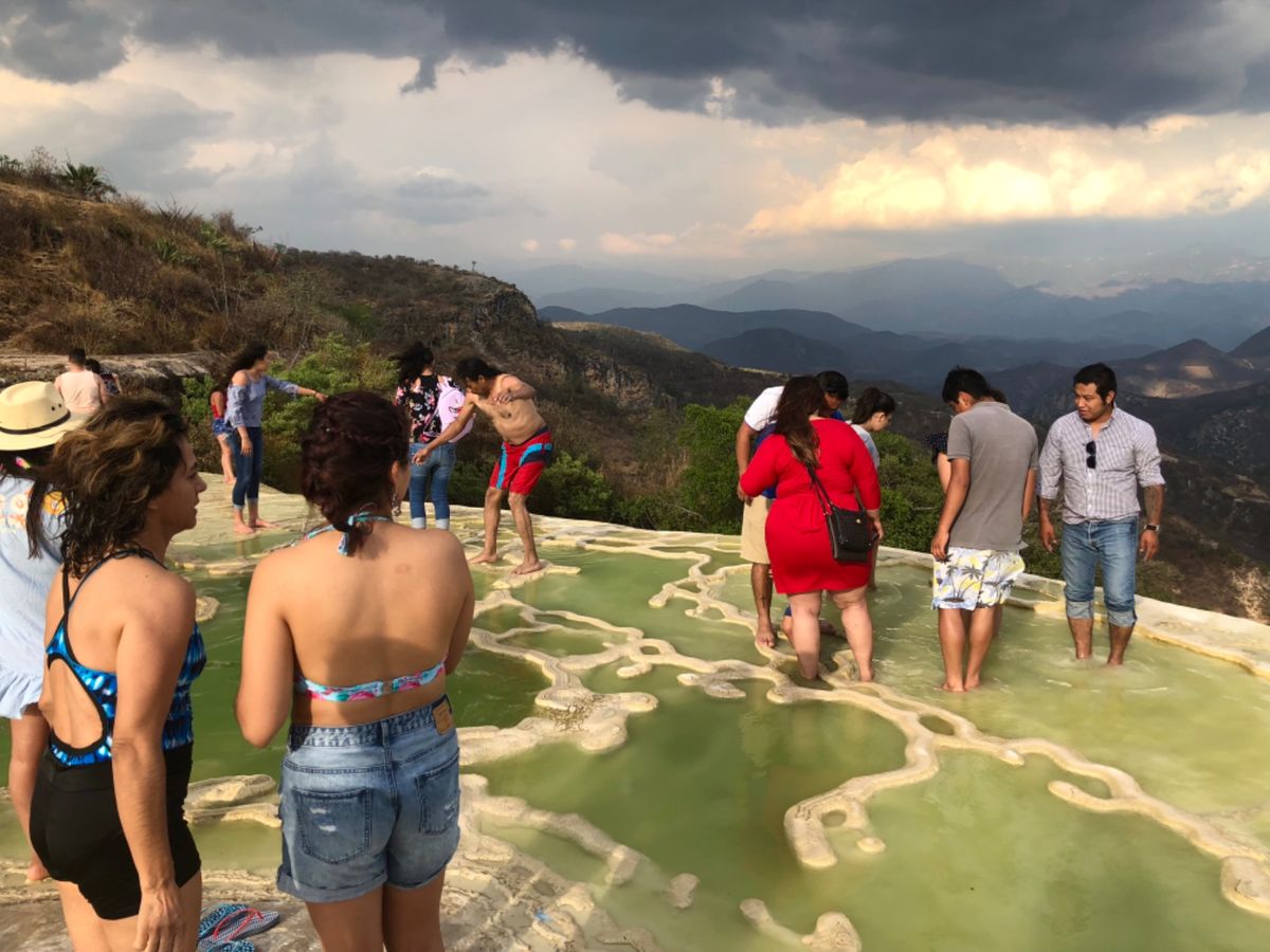 イエルベ・エル・アグア

後ろに見える滝のようなものは実は岩
高いミネラル...