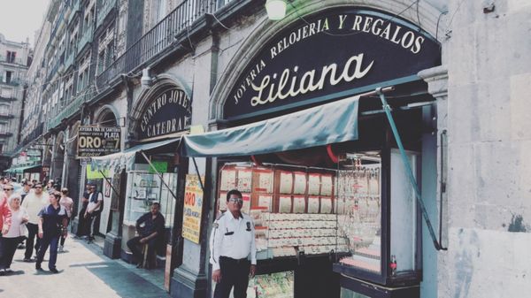 メキシコ・メキシコシティ「憧れのオアハカへ！」の写真：ソカロのすぐそばには
金の卸店がたくさん...